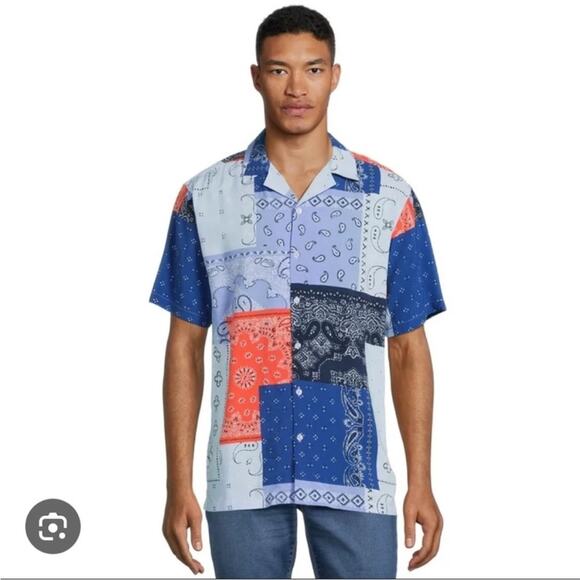 NWT No Boundaries Men’s Bandana Print Button Down Short Sleeve Shirt Size S - Picture 1 of 8